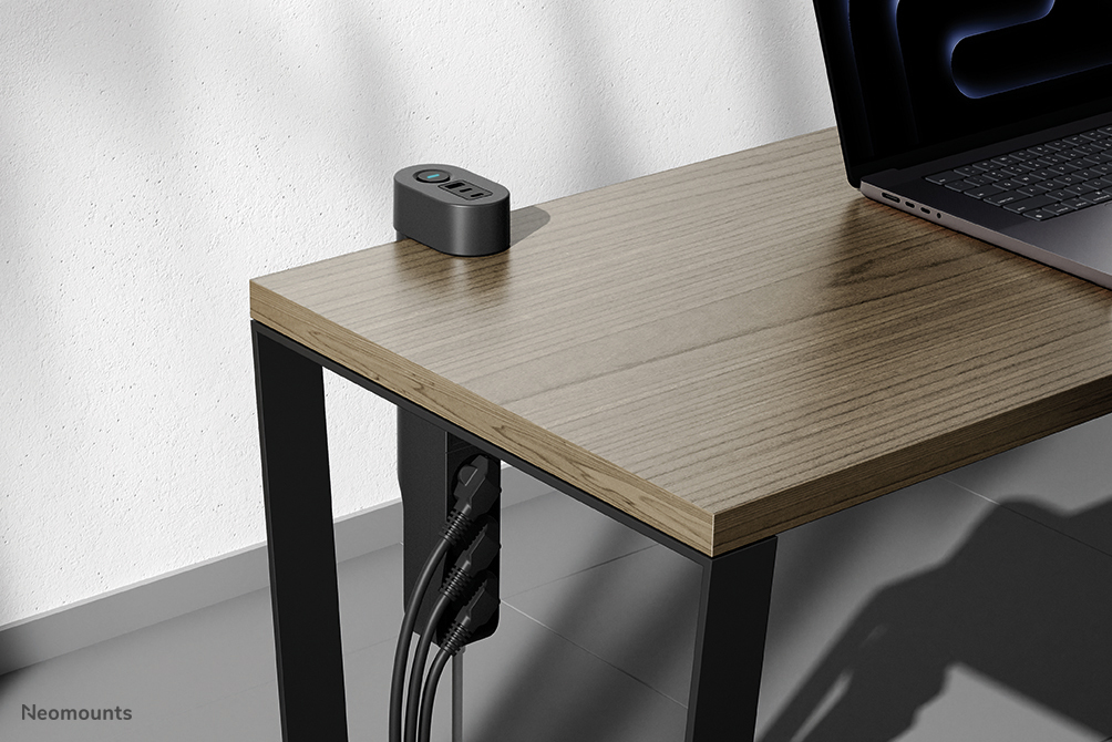 Neomounts DS22-840BL6 Tischsteckdose mit Klemme und USB-C- und USB-A-Anschlüssen - Schnellladung